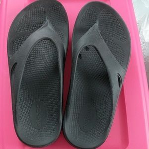 OOFOS flip flops